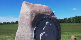 Pomnik od Litwinów trafił na Grunwald (GALERIA)