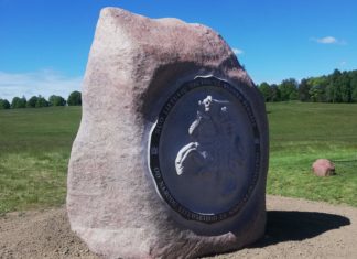 Pomnik od Litwinów trafił na Grunwald (GALERIA)