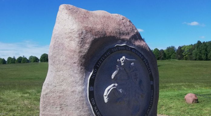 Pomnik od Litwinów trafił na Grunwald (GALERIA)