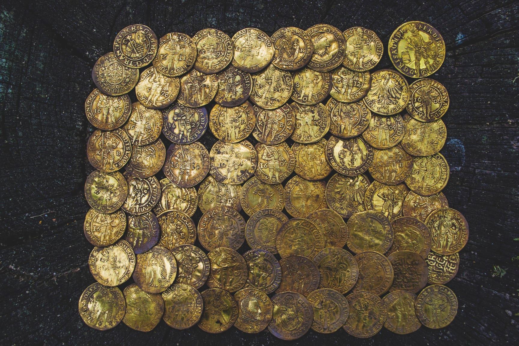 В каком году нашли первое золото. Находки клад царских монет серебро золото медь. Клад николаевские золотые монеты. Клад монет Петра 1. Находки золотые монеты Бухарский эмират находки.