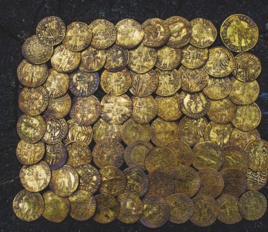 Niewiarygodny skarb złotych dukatów odkryty przypadkowo! (GALERIA)