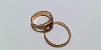 Policja sprawdzając dzikie wysypisko znalazła złotą biżuterię