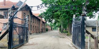 Policja zabezpieczyła nieśmiertelnik więźnia z Auschwitz obóz Auschwitz Birkenau nieśmiertelnik identyfikator