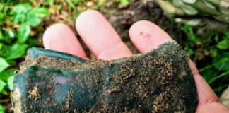 Znalazł dwa topory i siekierkę wykrywaczem – wzbogacą muzealne zasoby (GALERIA) tulejowa siekierka epoka brązu