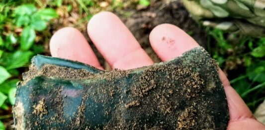 Znalazł dwa topory i siekierkę wykrywaczem – wzbogacą muzealne zasoby (GALERIA) tulejowa siekierka epoka brązu