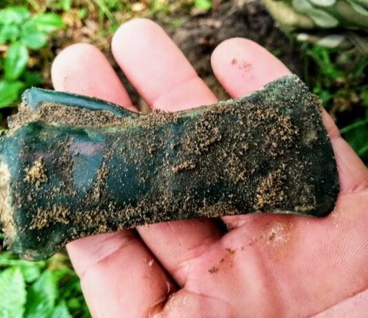 Znalazł dwa topory i siekierkę wykrywaczem – wzbogacą muzealne zasoby (GALERIA) tulejowa siekierka epoka brązu
