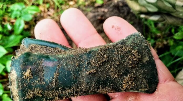 Znalazł dwa topory i siekierkę wykrywaczem – wzbogacą muzealne zasoby (GALERIA) tulejowa siekierka epoka brązu