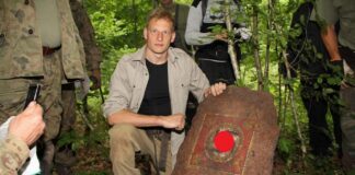 Saper odkrywa głaz batalionu ochrony Hitlera w Wilczym Szańcu. Wywiad + film!