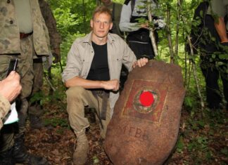 Saper odkrywa głaz batalionu ochrony Hitlera w Wilczym Szańcu. Wywiad + film!