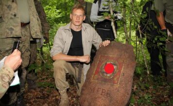 Saper odkrywa głaz batalionu ochrony Hitlera w Wilczym Szańcu. Wywiad + film!