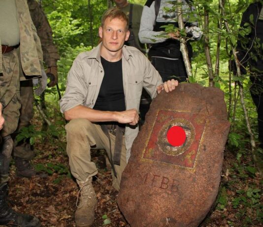 Saper odkrywa głaz batalionu ochrony Hitlera w Wilczym Szańcu. Wywiad + film!