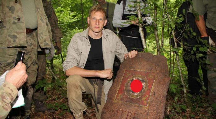 Saper odkrywa głaz batalionu ochrony Hitlera w Wilczym Szańcu. Wywiad + film!