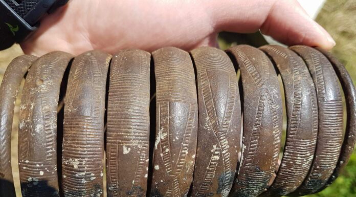 Znalazł w rzece bransoletę sprzed 2,5 tys. lat – archeolodzy poszli jej śladem… bransoleta z epoki brązu z Pilicy