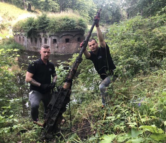 Rzadka armata z II WŚ znaleziona w fosie Fortu Gerharda Włoska przeciwlotnicza armata Scotti 20 mm