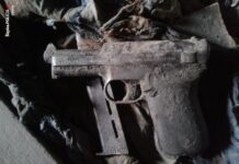 Gliwice. Pistolet Mauser ukryty pod podłogą na strychu pistolet Mauser strych Gliwice