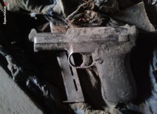 Gliwice. Pistolet Mauser ukryty pod podłogą na strychu pistolet Mauser strych Gliwice