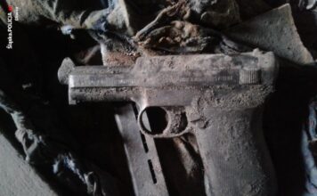 Gliwice. Pistolet Mauser ukryty pod podłogą na strychu pistolet Mauser strych Gliwice