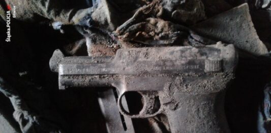 Gliwice. Pistolet Mauser ukryty pod podłogą na strychu pistolet Mauser strych Gliwice