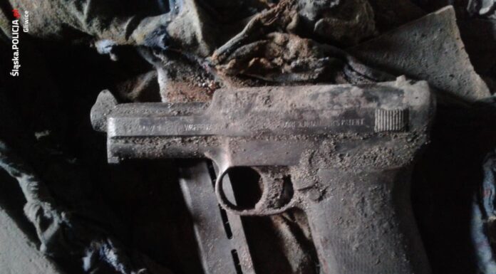Gliwice. Pistolet Mauser ukryty pod podłogą na strychu pistolet Mauser strych Gliwice