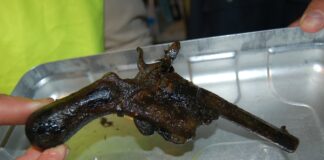 Wyłowił magnesem z jeziora rewolwer i przekazał do muzeum