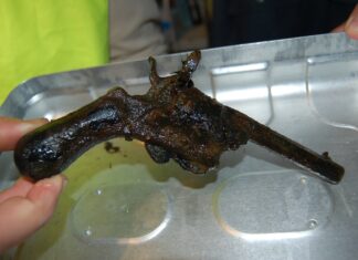 Wyłowił magnesem z jeziora rewolwer i przekazał do muzeum
