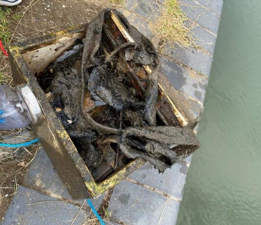 Wyłowił magnesem sejf z skradzioną zawartością i odnalazł jego właścicielkę