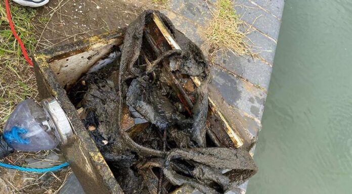 Wyłowił magnesem sejf z skradzioną zawartością i odnalazł jego właścicielkę