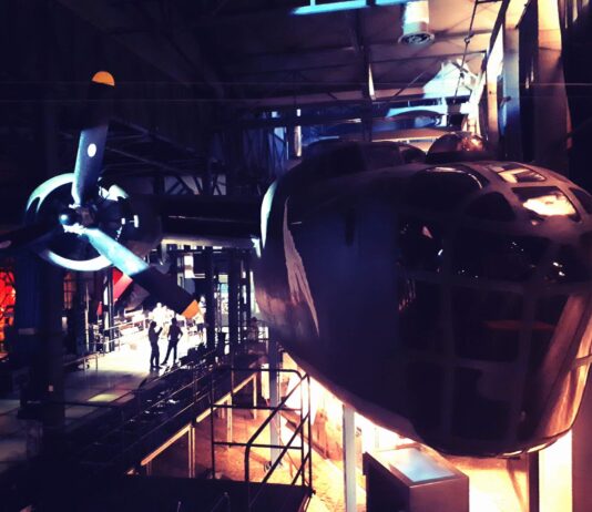 Historia Liberatora z muzeum Powstania Warszawskiego (GALERIA) samolot Liberator B-24 w Muzeum Powstania Warszawskiego
