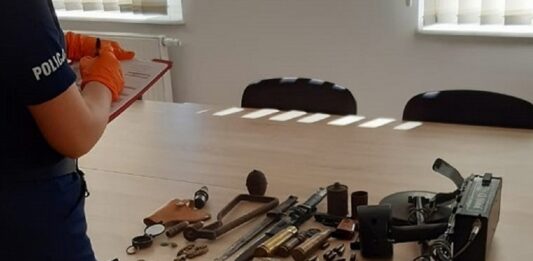 Policja z Gdańska zatrzymała 62-latka, w jego domu znaleziono m.in. materiały wybuchowe Zarzuty dla posiadacza materiałów wybuchowych