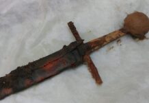 Unikatowy średniowieczny miecz odkryty na dnie Odry! średniowieczny miecz wydobyty z Odry