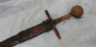 Unikatowy średniowieczny miecz odkryty na dnie Odry! średniowieczny miecz wydobyty z Odry