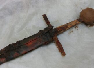 Unikatowy średniowieczny miecz odkryty na dnie Odry! średniowieczny miecz wydobyty z Odry