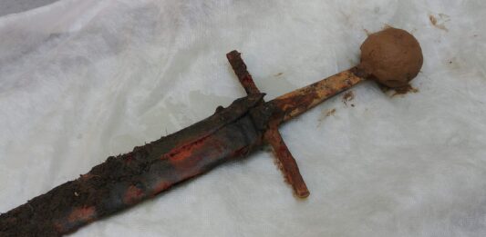 Unikatowy średniowieczny miecz odkryty na dnie Odry! średniowieczny miecz wydobyty z Odry