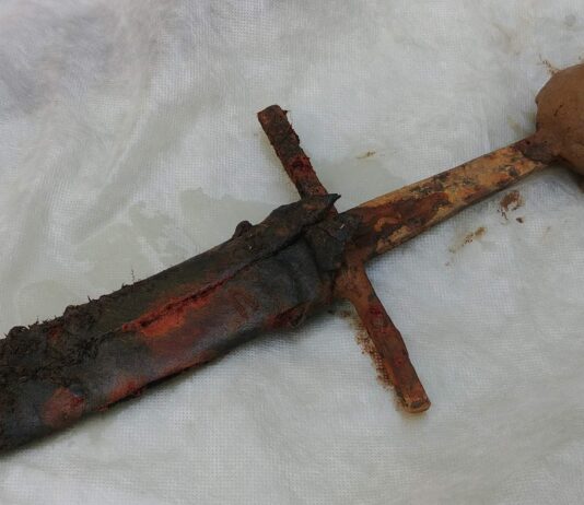 Unikatowy średniowieczny miecz odkryty na dnie Odry! średniowieczny miecz wydobyty z Odry