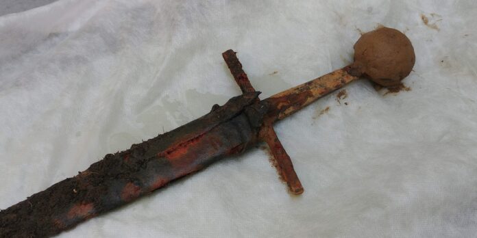 średniowieczny miecz wydobyty z Odry