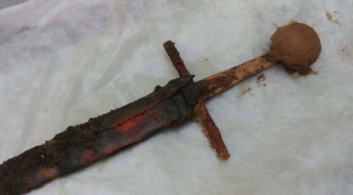 Unikatowy średniowieczny miecz odkryty na dnie Odry! średniowieczny miecz wydobyty z Odry