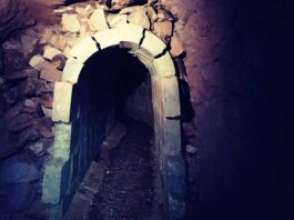 Sztolnia Rycerska w lesie pod miastem Boguszów-Gorce Sztolnia Rycerska wejście Boguszów-Gorce