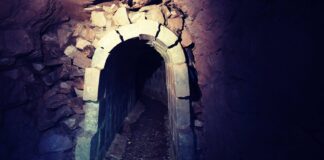 Sztolnia Rycerska w lesie pod miastem Boguszów-Gorce Sztolnia Rycerska wejście Boguszów-Gorce