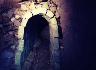 Sztolnia Rycerska w lesie pod miastem Boguszów-Gorce Sztolnia Rycerska wejście Boguszów-Gorce