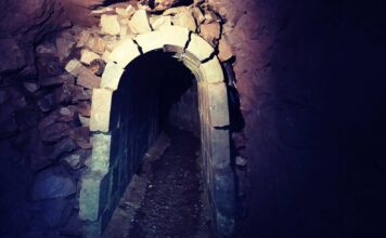 Sztolnia Rycerska w lesie pod miastem Boguszów-Gorce Sztolnia Rycerska wejście Boguszów-Gorce