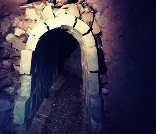 Sztolnia Rycerska w lesie pod miastem Boguszów-Gorce Sztolnia Rycerska wejście Boguszów-Gorce