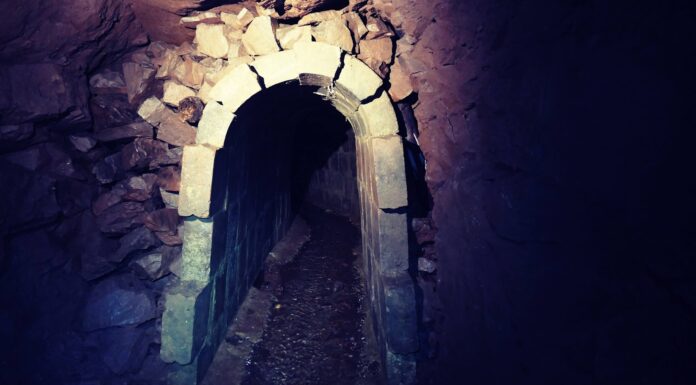 Sztolnia Rycerska w lesie pod miastem Boguszów-Gorce Sztolnia Rycerska wejście Boguszów-Gorce