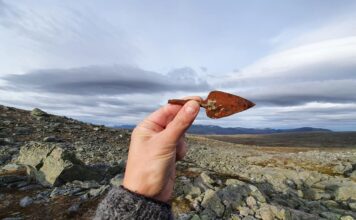 Grot bełtu kuszy odkrył w topniejącym lodowcu łowca reniferów grot bełtu kuszy odkryty w lodowcu