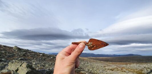 Grot bełtu kuszy odkrył w topniejącym lodowcu łowca reniferów grot bełtu kuszy odkryty w lodowcu