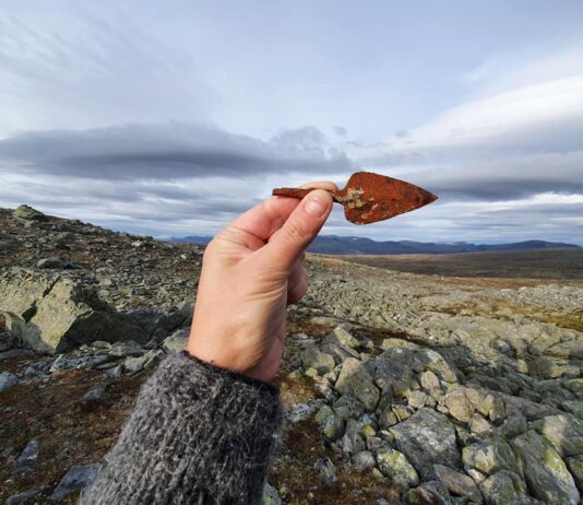 Grot bełtu kuszy odkrył w topniejącym lodowcu łowca reniferów grot bełtu kuszy odkryty w lodowcu