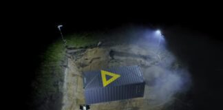 Czech zakopał w kontenerze luksusowe auto i milion koron – każdy może go odkryć!