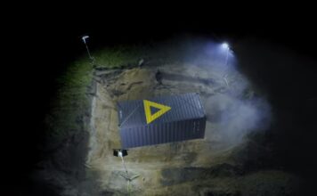 Czech zakopał w kontenerze luksusowe auto i milion koron – każdy może go odkryć!