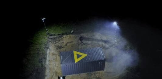 Czech zakopał w kontenerze luksusowe auto i milion koron – każdy może go odkryć!