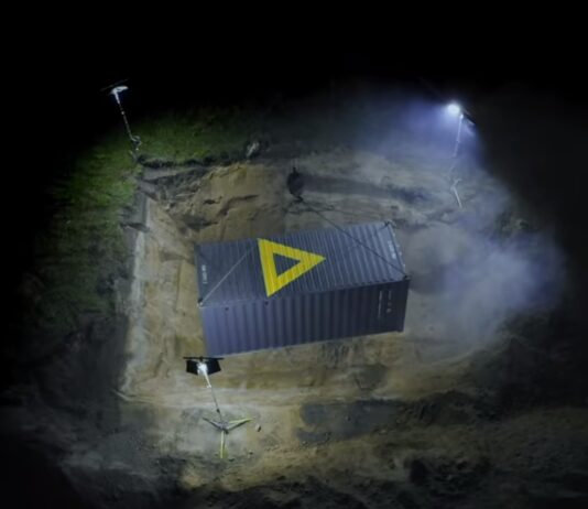 Czech zakopał w kontenerze luksusowe auto i milion koron – każdy może go odkryć!