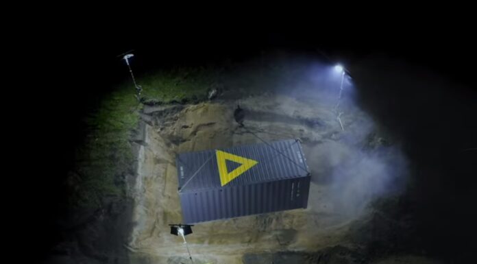 Czech zakopał w kontenerze luksusowe auto i milion koron – każdy może go odkryć!